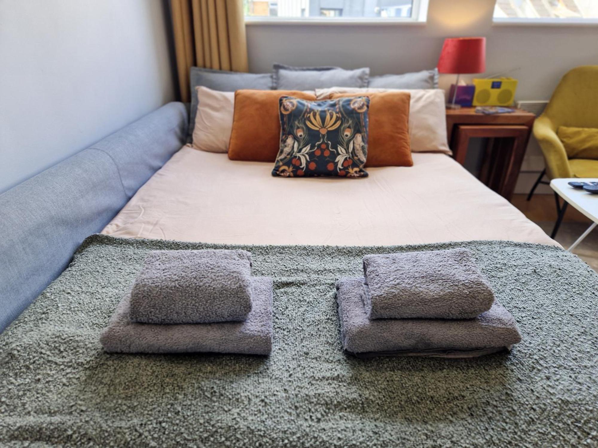 1-Bed Apartment, Close To Kensington Olympia With Free Wi-Fi & Netflix Londyn Zewnętrze zdjęcie